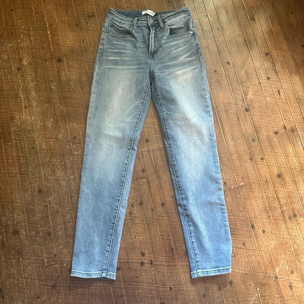 Risen distressed stretchy straight leg 5/27 boutique jeans